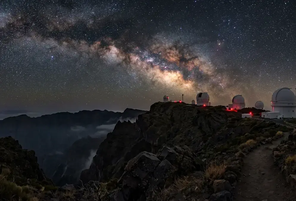 Milky Way galactic core rising above Roque de los Muchachos Observatory on La Palma, illustrating the best time for stargazing in La Palma with dark Bortle 1-2 skies over the Caldera de Taburiente rim