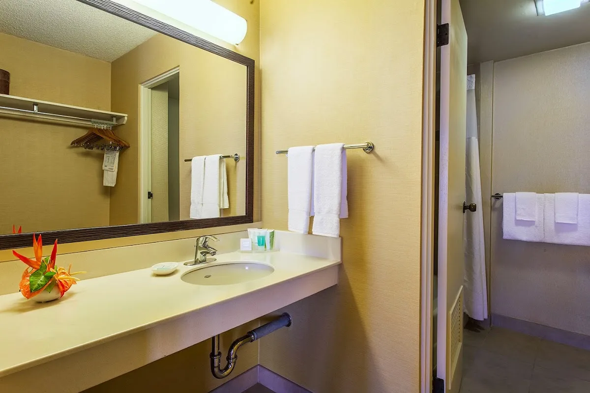 Hilo Hawaiian Hotel, Trademark Collection by Wyndham — photo 4 of 5