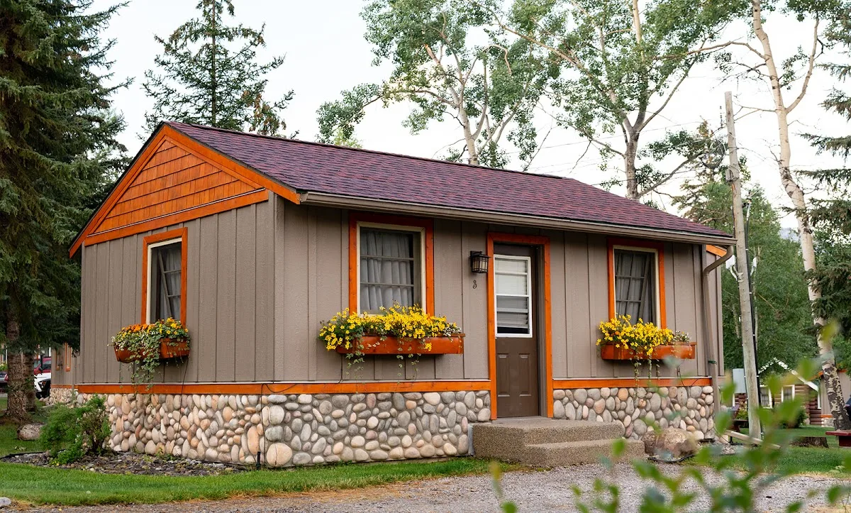 Patricia Lake Bungalows — photo 1 of 5