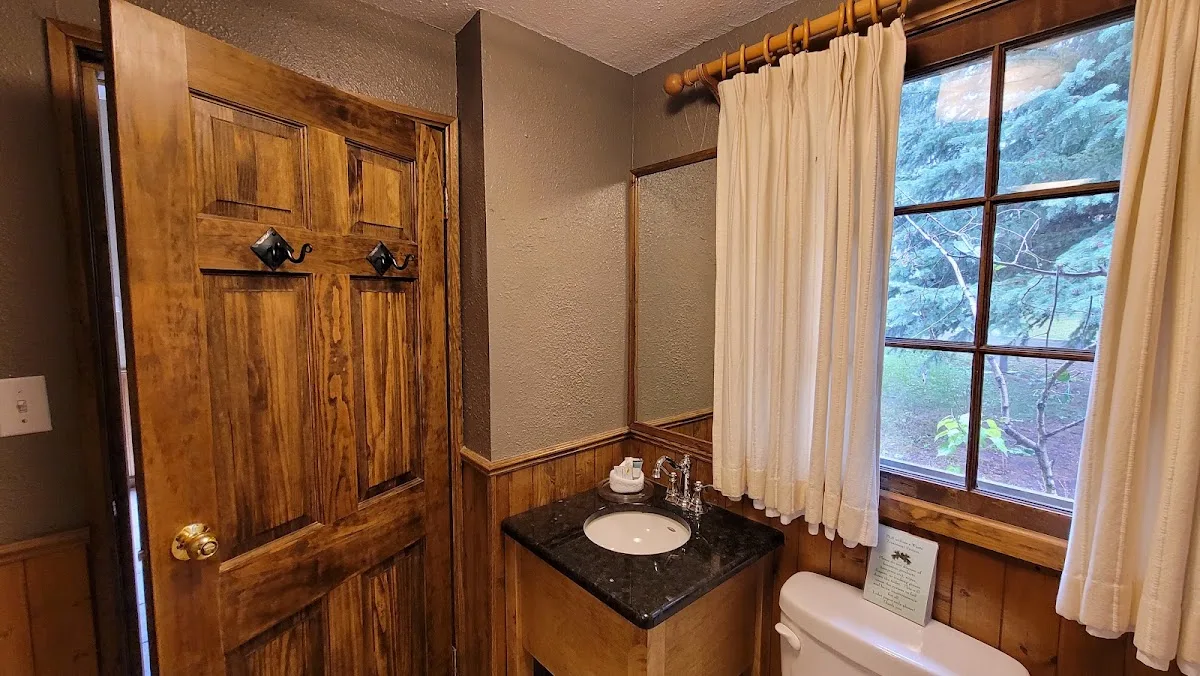Patricia Lake Bungalows — photo 4 of 5