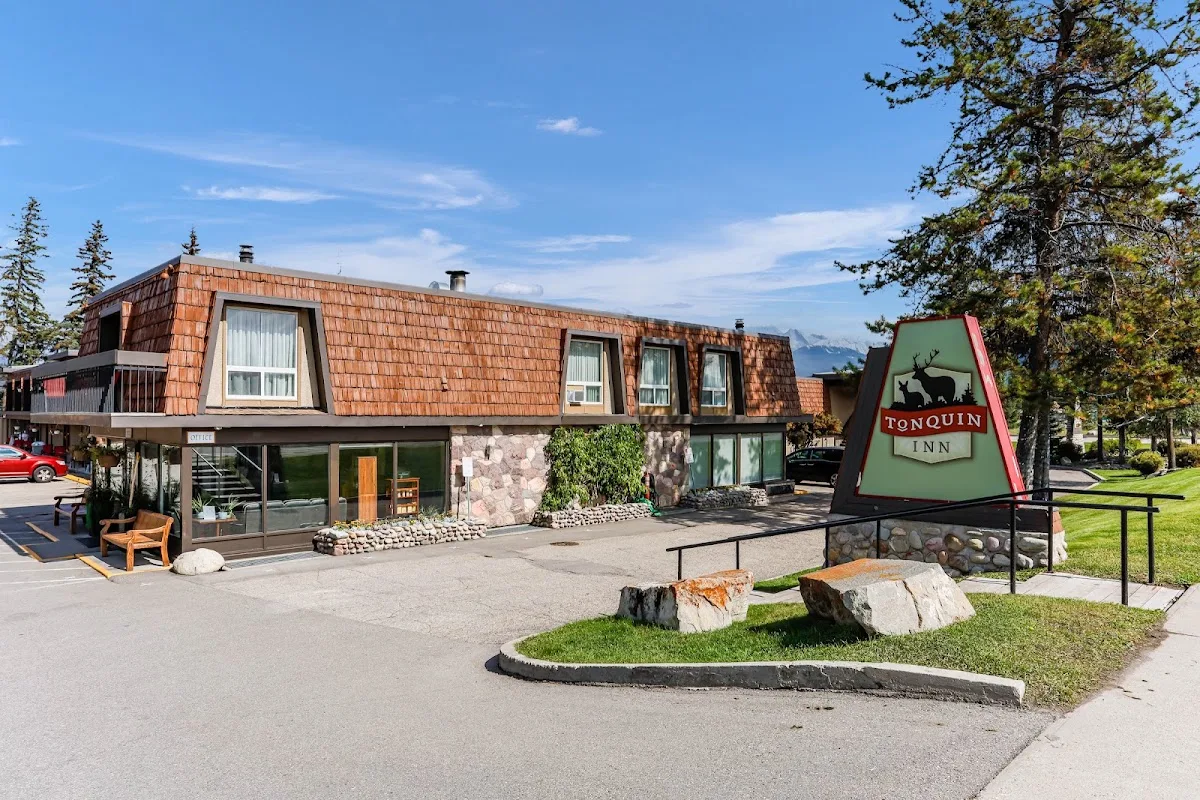 Tonquin Inn — photo 1 of 5